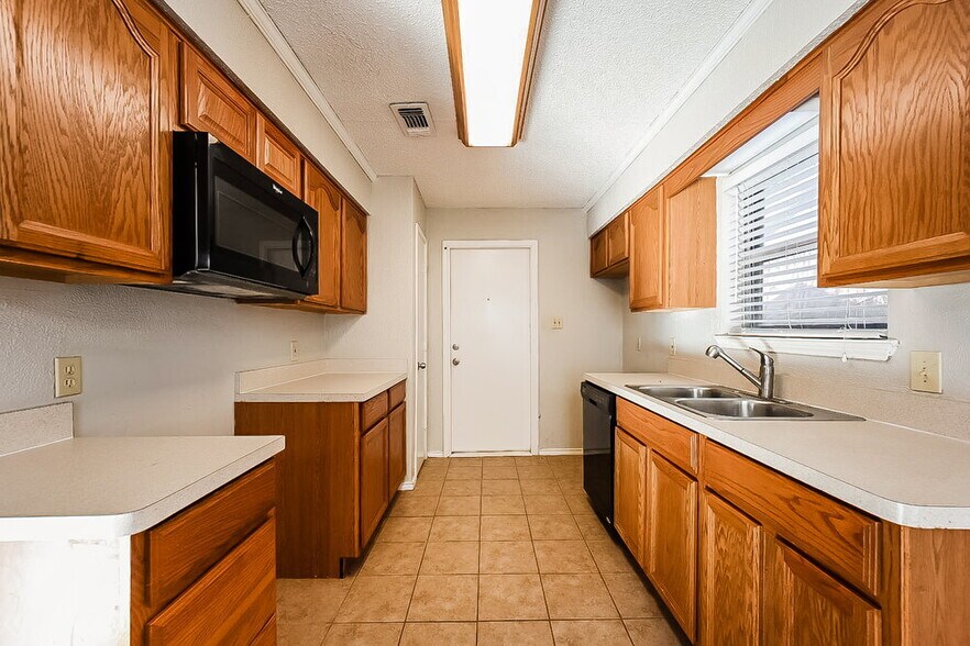 Building Photo - 6217 Cool Springs Dr