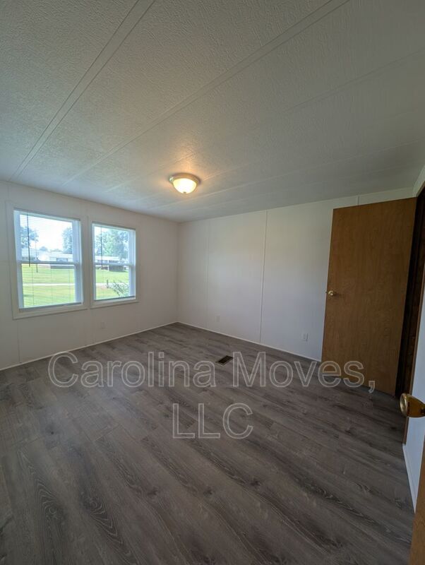 Building Photo - 220 Farrs Rd