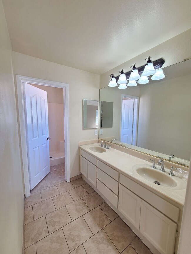 Building Photo - 1100 Dalila Ct