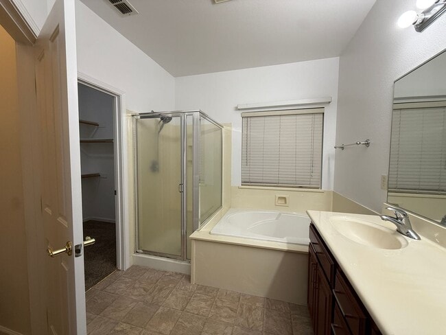 Building Photo - Delightfully Spacious Home!