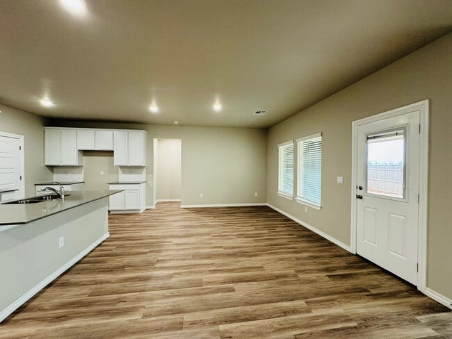 Building Photo - Deer Creek Schools + 4 Bedrooms + Newer Home in The Falling Springs Addition