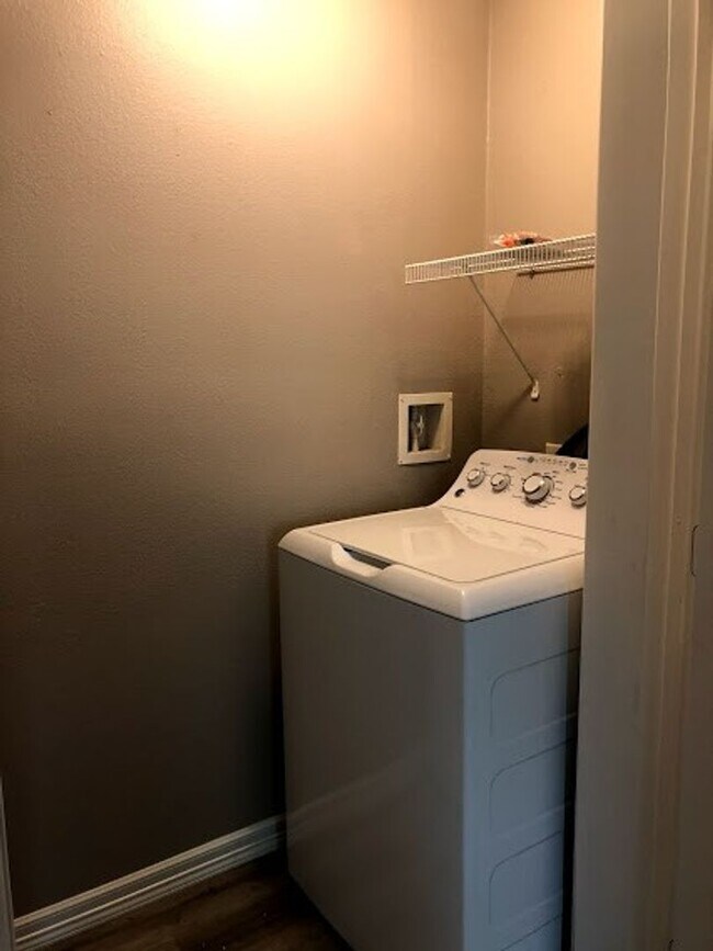 Building Photo - Room For Rent