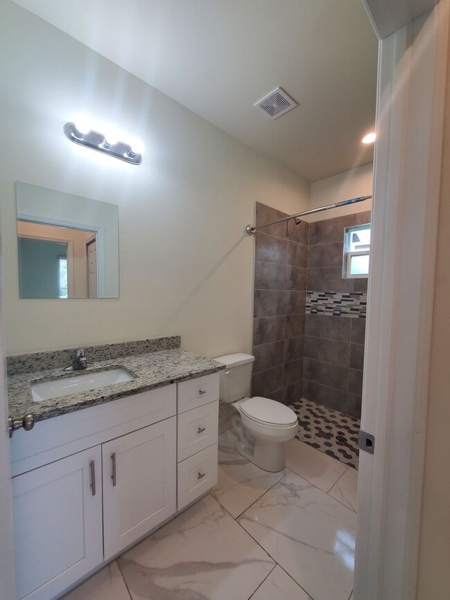 Building Photo - Large 4 Bed 3 Bath with 2 Car Garage-LEHIG...