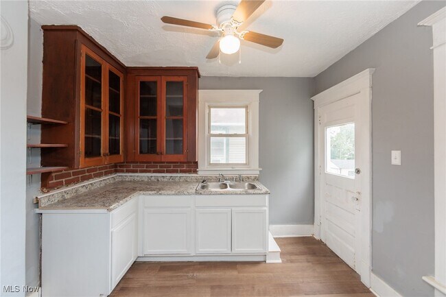 Building Photo - 1226 W Erie Ave