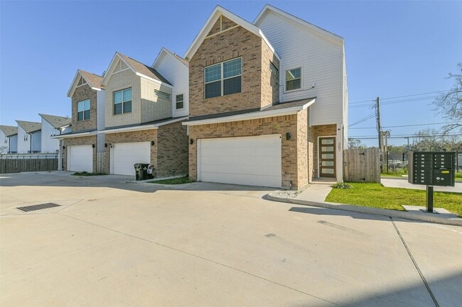 Primary Photo - 308 Queen Sude Ln