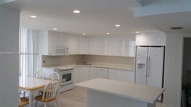 Building Photo - 881 Ocean Dr