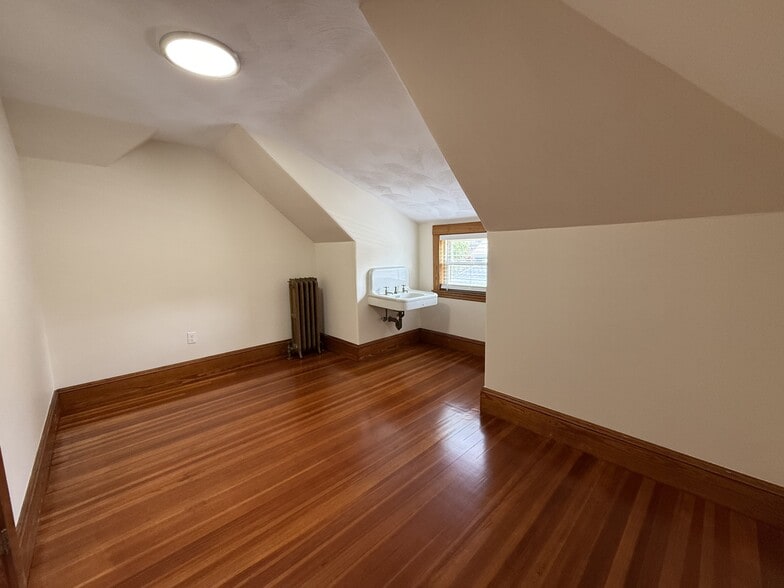 Third Floor Bonus Room - 585 High St