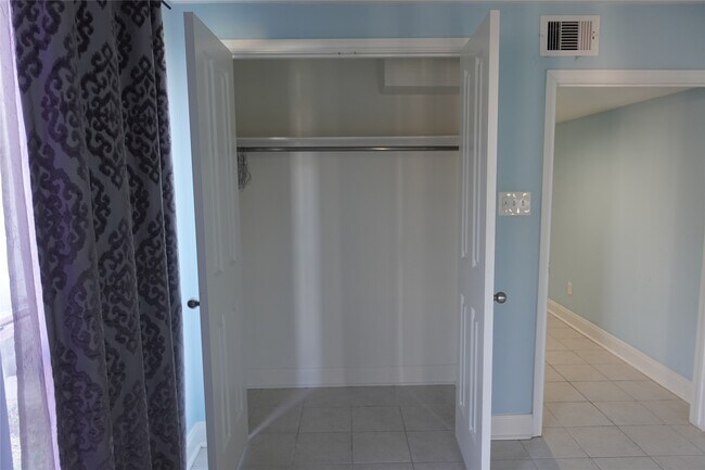 Building Photo - 1102 Winnie St