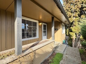 Building Photo - Near Franklin Park 2 br 1ba, stacked washer/dryer included.