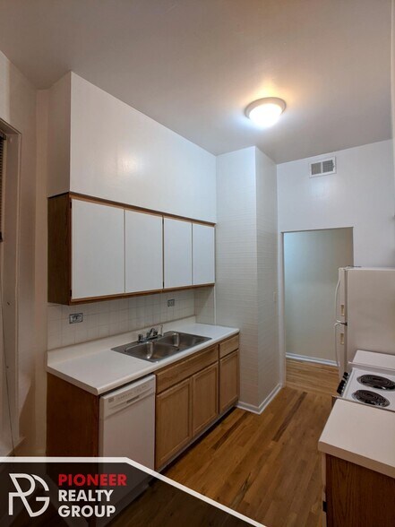 Building Photo - 1427 N Dearborn St