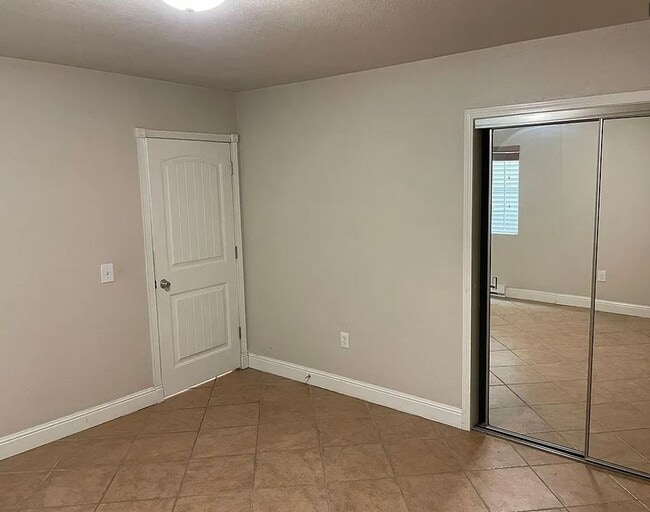 Building Photo - Great location, quiet, 2 bedroom, 1 bath, ...