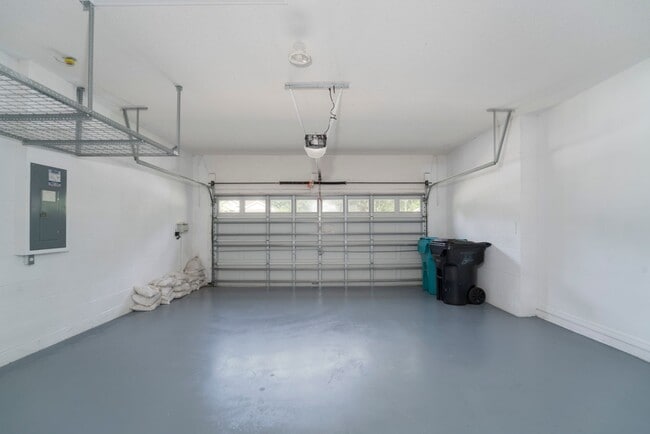 Building Photo - Cute and Spacious 3/2 House w/Bonus Room i...