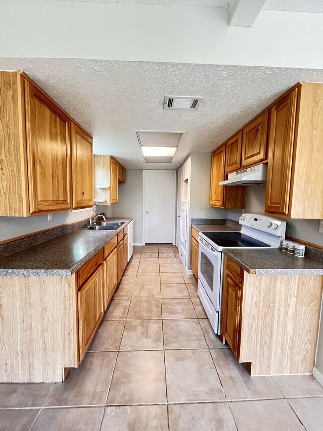 Building Photo - 16450 Hibiscus Ln