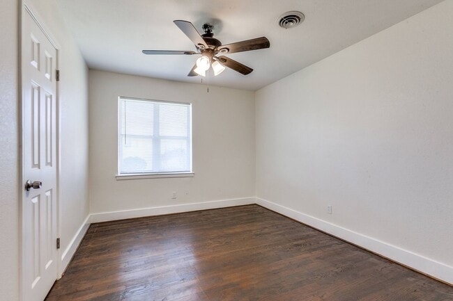 Building Photo - Spacious 4 Bed 2 Bath Home with Stainless Steel Appliacnes