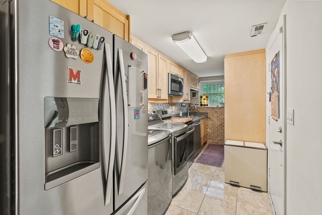 Building Photo - Charming Row Home | 2 Bed | 1 Bath | 950 Sf | Fenced Backyard | 2 Surface Parking Spaces