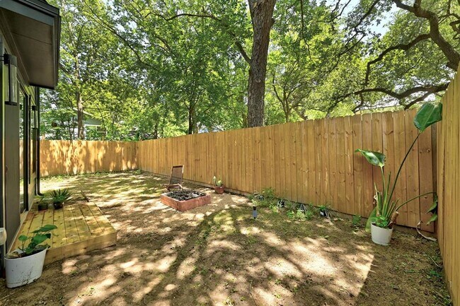 Building Photo - 4614 Englewood Dr