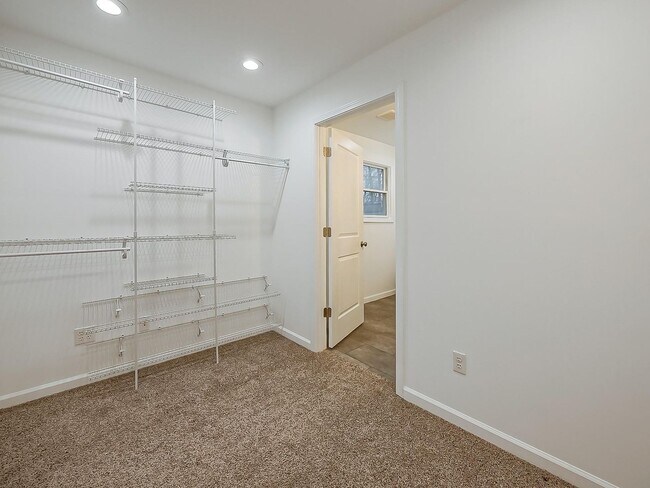 Building Photo - Charming 3-Bed, 2.5-Bath Home in Pinckney!