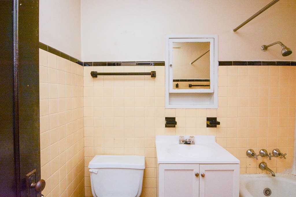 Building Photo - 4422 N Wolcott Ave