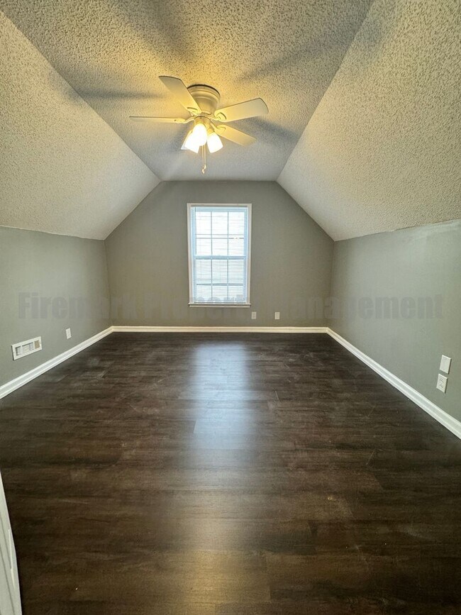 Building Photo - Newly Renovated 4 Bedroom 2 Bathroom
