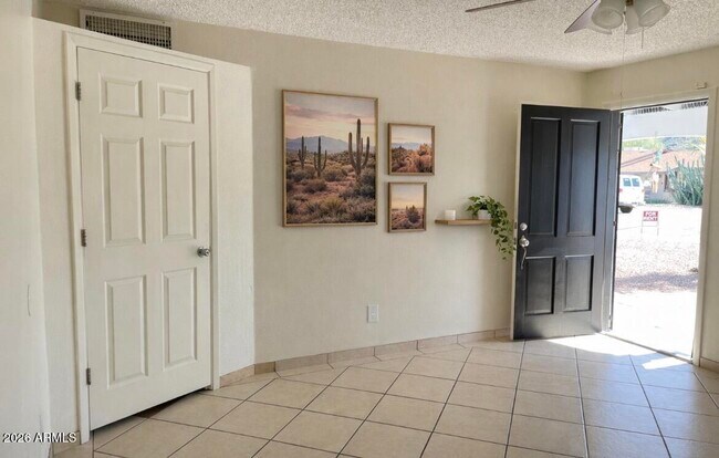 Building Photo - 2022 W Eugie Ave