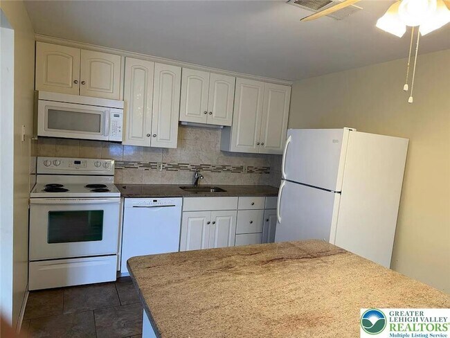 Building Photo - 2080 Johnston Dr