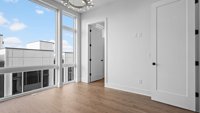 Building Photo - 910 Youngs Ln