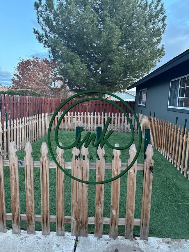 Building Photo - Newly updated home in Carson City