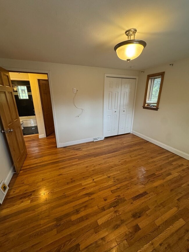 Building Photo - Coraopolis - 3 Bedroom, 1 Bath - Charming ...