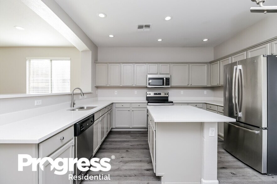 Building Photo - 40994 N Vine Ave