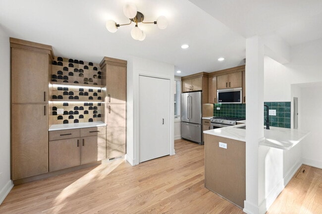 Building Photo - 2069 N Larrabee St