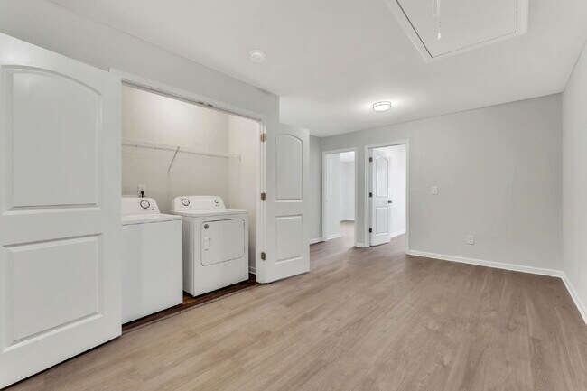 Building Photo - Stylish 3BR, 2.5BA Townhome with Loft and ...