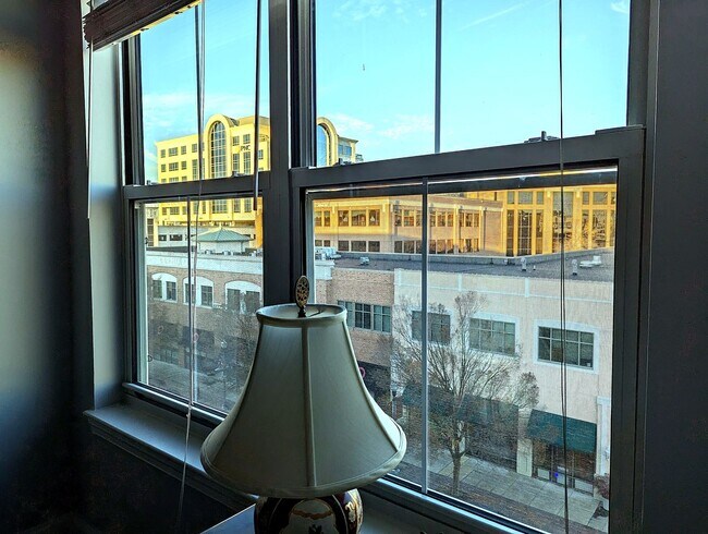Building Photo - The Easy Life at City Center