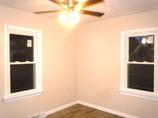 Building Photo - Two Bedroom Home with Utility Room off Kitchen and a Garage!!