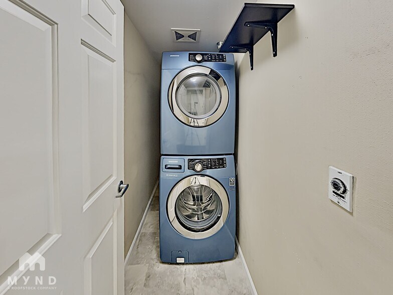 Building Photo - 2530 15th Ave W