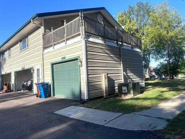 Building Photo - 2700 Shenandoah Ln N