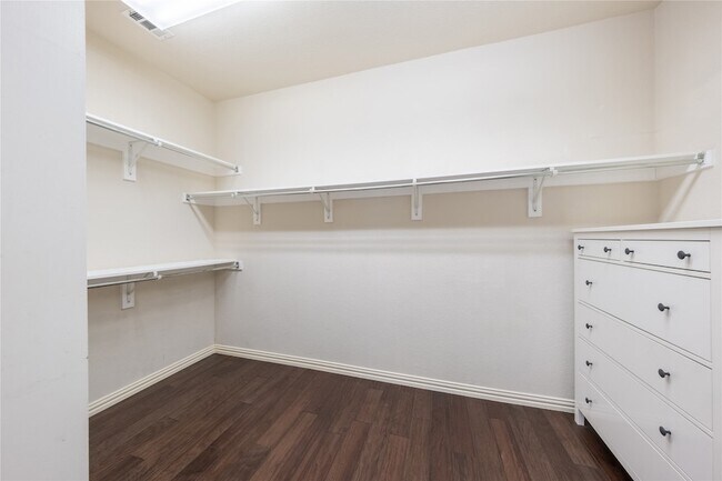 Building Photo - 2432 Greenbrook Dr