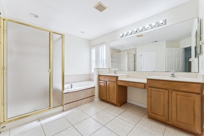 Building Photo - Large 6 Bedroom Rental in Gated Avalon Lak...