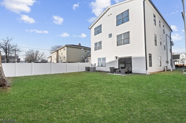 Building Photo - 908 S Park St