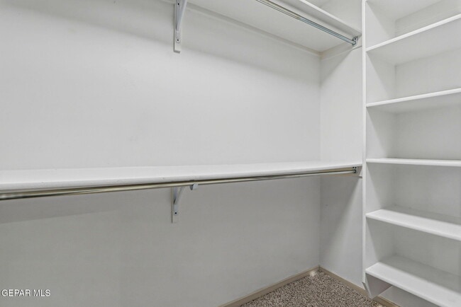 Building Photo - 13817 Summer View Ave