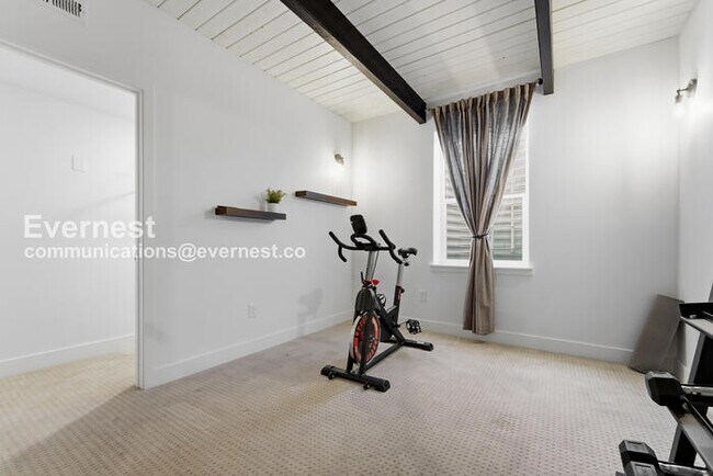 Building Photo - 4 Bed/3 Bath Townhome with Fenced Yard & Garage / Available Now!