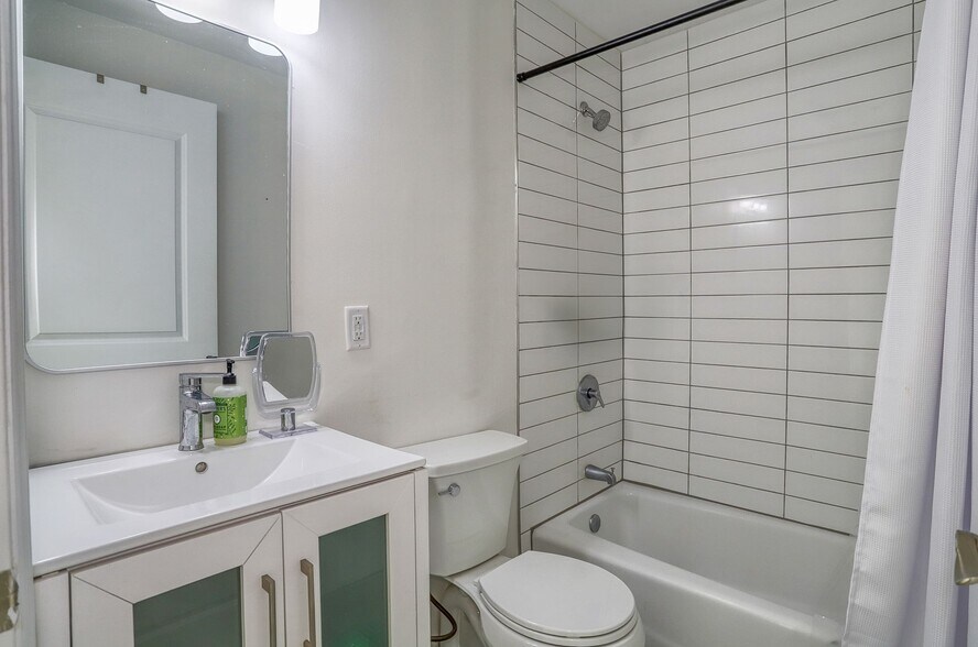 Building Photo - 301 Madison St