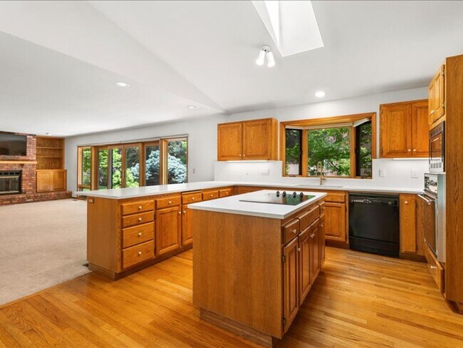 Building Photo - Stunning Custom Home 4 Bedroom in the Gated Mountain High Golf Community!