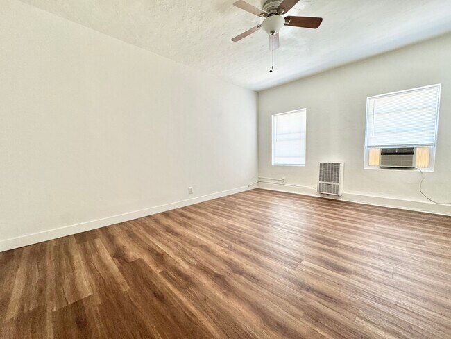 Building Photo - 800 N Las Palmas Ave