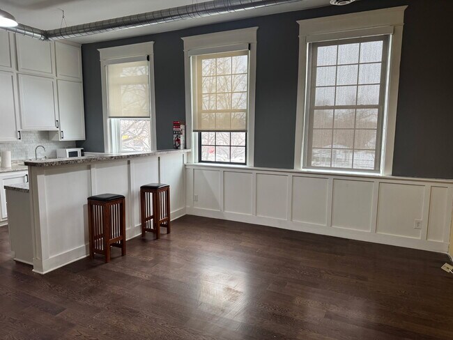 Building Photo - 647 York Ave