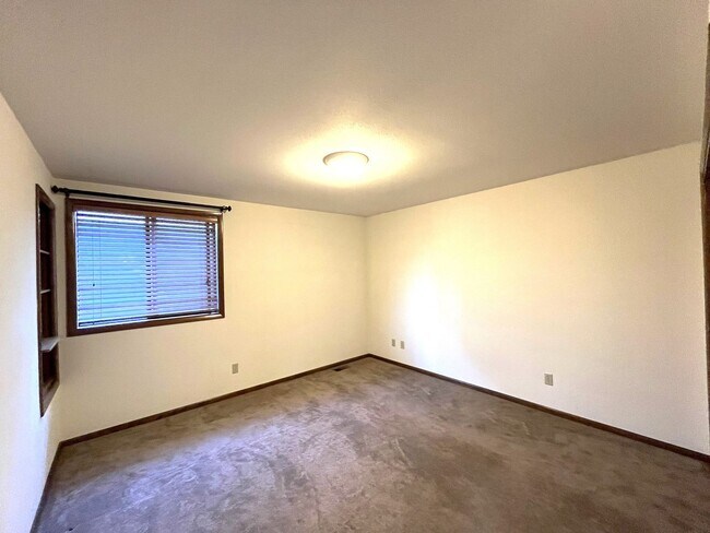 Building Photo - 180 Degree View of Bellingham Bay - Water/Sewer and Gas Included in Rent