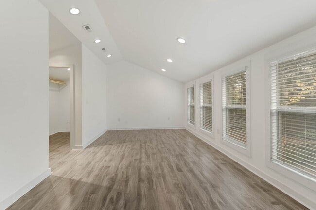 Building Photo - 121 W Woodlawn Ave