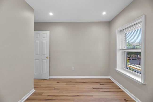 Building Photo - 2042 E Fayette St