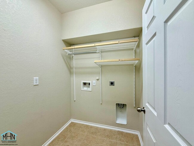 Building Photo - Spacious and Beautiful Two-Story 5 Bedrooms, 3.5 Bathrooms Home, With Easy Access to I-35, Loop 1...