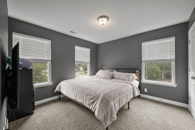 Building Photo - Spacious 6-Bedroom Home with Private Backy...