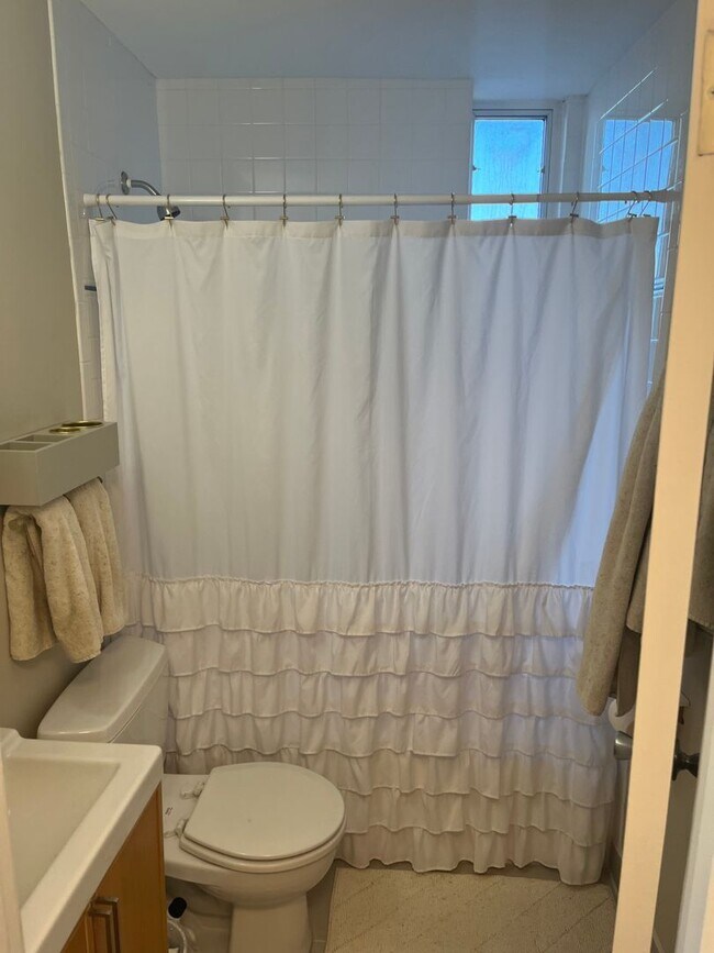 Building Photo - Bright 1BR in Bloomingdale – $1,800/mo | P...